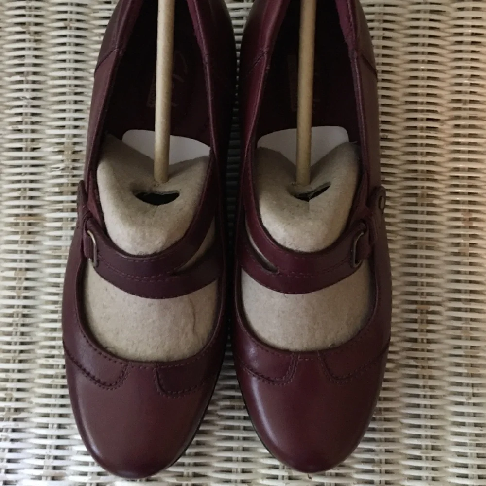 Clarks Burgundy Leather Refined Tailored Mary Jane Low Heels size 6 Wide